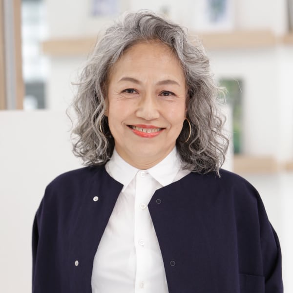 《スチームパーマ》大人世代女性のためのお洒落なグレイヘアパーマで新しい魅力を引き出す|えがお美容室 奈良店