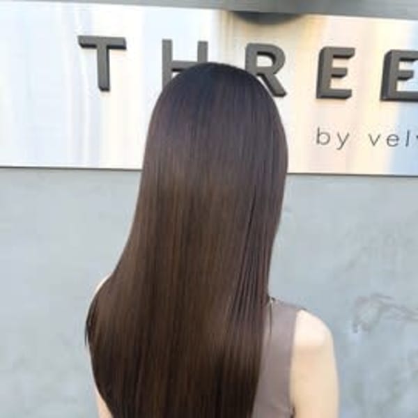 髪に負担が少ない＜縮毛矯正＞|THREE...by velvet