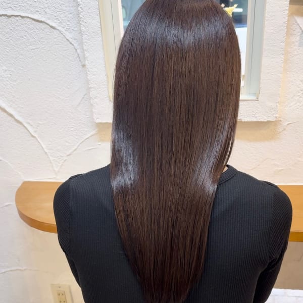 縮毛矯正 髪質改善は緩いウネリを伸ばします!強いクセは縮毛矯正で伸ばすのをすすめています。|Hair Salon Leaf