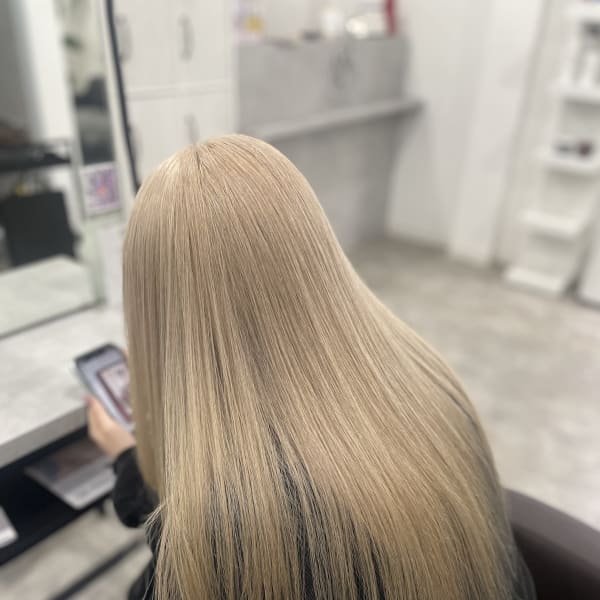 艶感・透明感のある外国人風カラーが大人気♪ハイトーンもケアブリーチでダメージレスに仕上がります◎|WITH