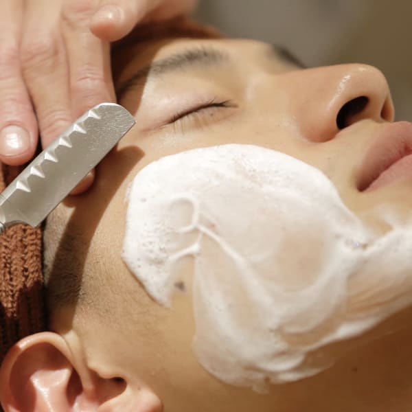 大人気メニュー[カット・シャンプー・お顔剃り・眉カット]と同時施術で爽やかな「デキる男」に|LAVIE NEW STANDARD BARBER 横浜店