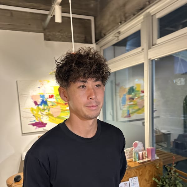 無造作なのにキマる、メンズの新定番パーマ。|ROOO MEN【ルーメン】