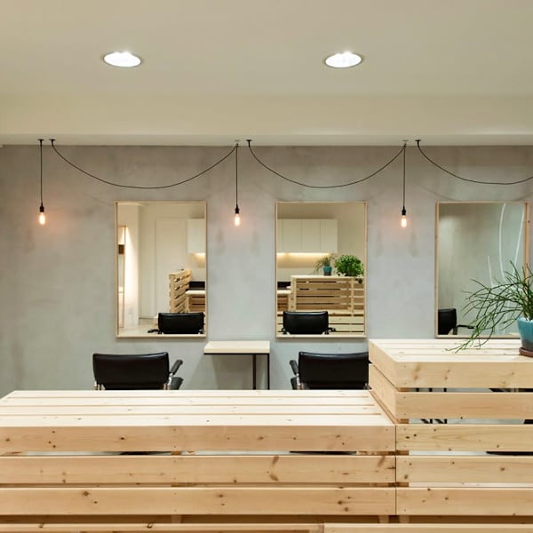 白×ウッドベースの洗練された店内|LadA