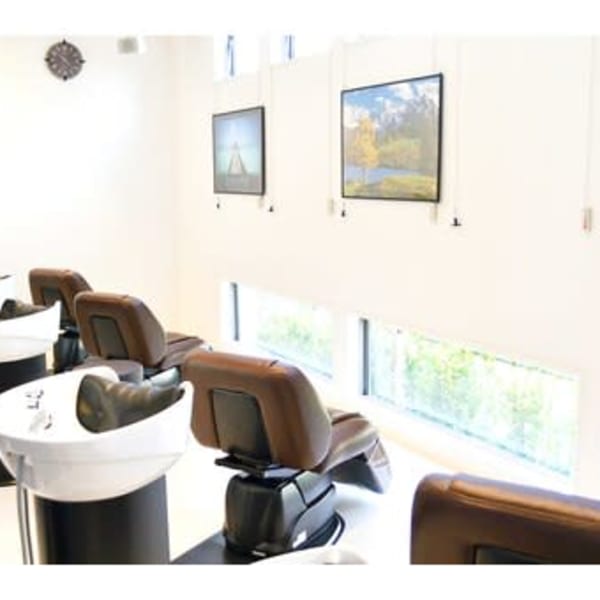 ゆったりとくつろげるベッド型シャンプーブース♪|Neivs Hair 福工大駅前店
