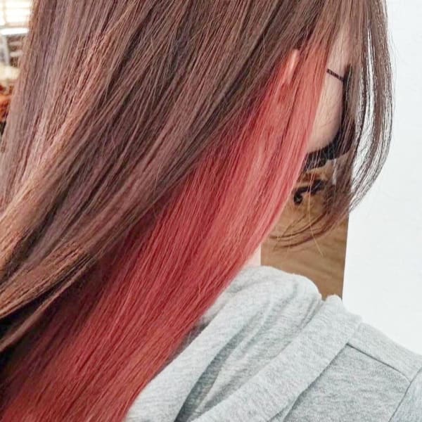 ちらっと見えるインナーカラーでトレンド感アップ!色味によって印象が変わる☆個性的にも華やかにも◎|hair salon Wish