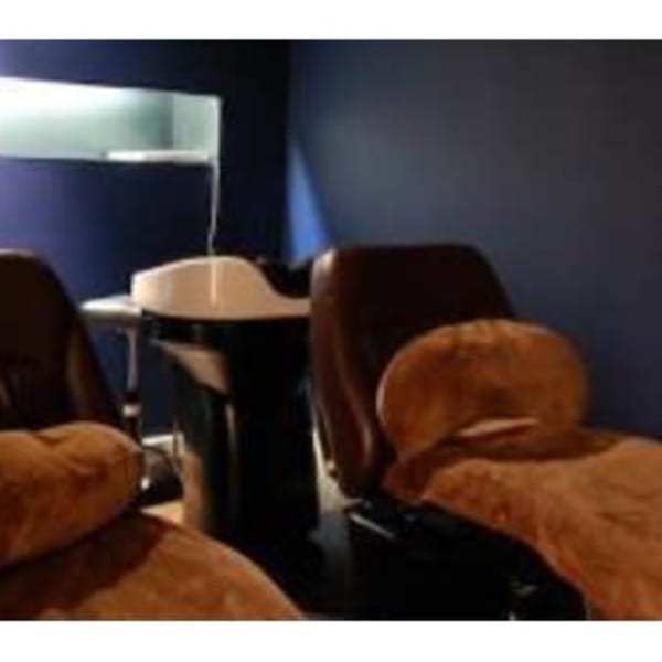 リラックスできる照明の半個室シャンプールームで最高の癒しを☆|Posh hair design