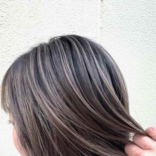 すぐに目立つ白髪のストレスには白髪ぼかしがおススメです。環境やイメージにあうご提案をします!|Hair Salon Leaf