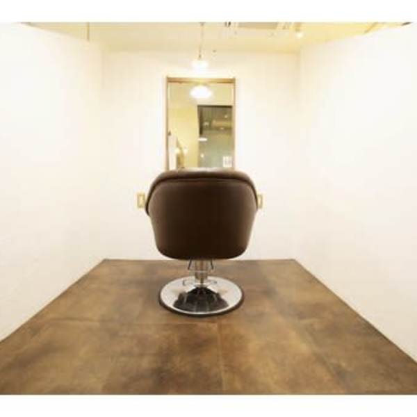 全席半個室で動画も視聴でき、ゆっくりとお寛ぎいただけます☆|半個室型美容室 Sourire 赤坂店