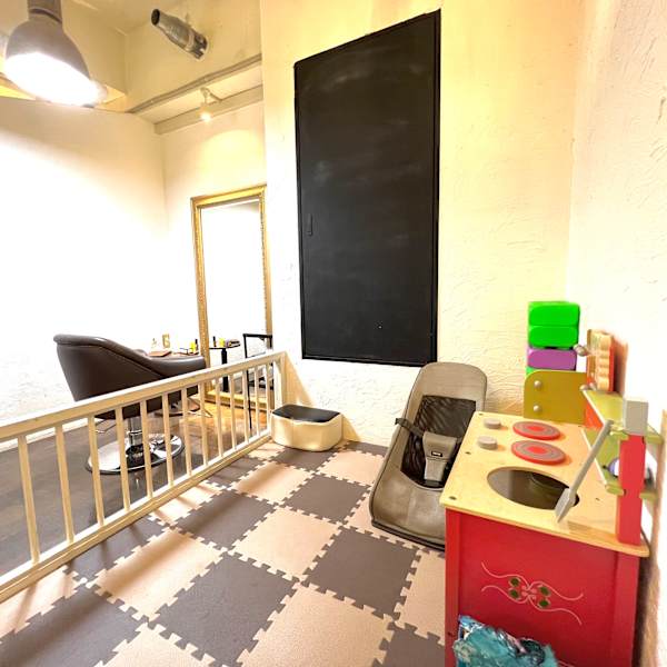 お子様が楽しく過ごせるようにオモチャや動画を揃えています☆|半個室型美容室 Sourire 赤坂店