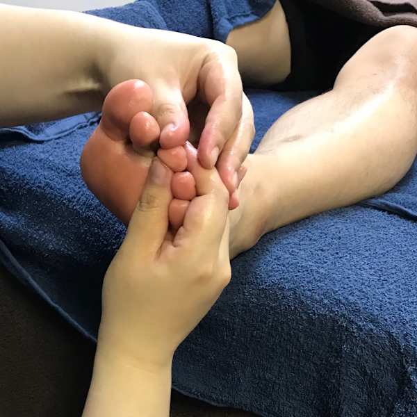 オイルを使用したフットリフレクソロジー|青の洞窟 札幌店 リラクゼーションサロン