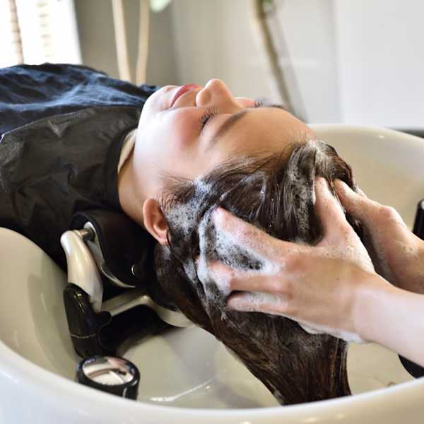 極上のマッサージで至福のリラックスタイム♪美髪に繋がるヘッドスパ♪|AUQWA