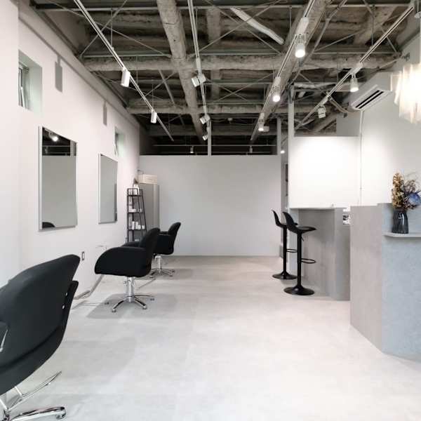 白とグレー基調の落ち着いた店内◎マンツーマン施術にてお客様のなりたいを叶えます。|HEARTS 船橋 白髪ぼかし 脱白髪染め