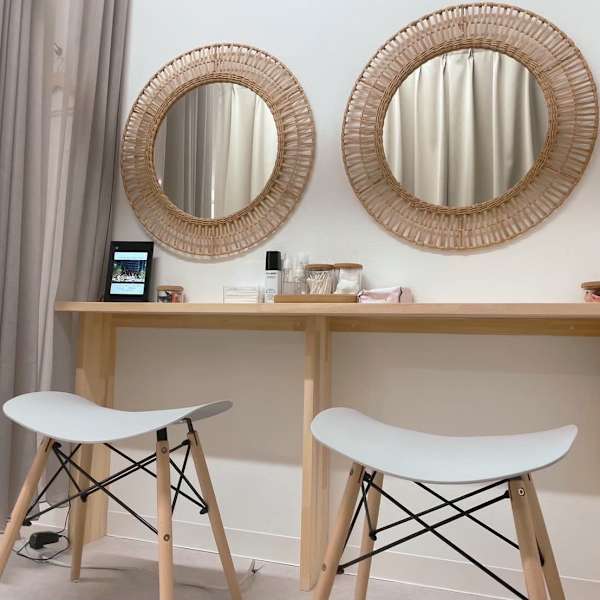 メイクブースも完備♪ ヘアアイロンやアメニティもご用意しております!|est-r. 福岡博多口店 Eye & Nail