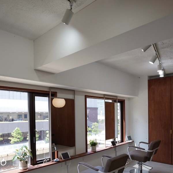 【落ち着いた雰囲気のオシャレな店内】自然光の入る柔らかく開放感のあるフロア♪【髪質改善/大阪】|SCALE