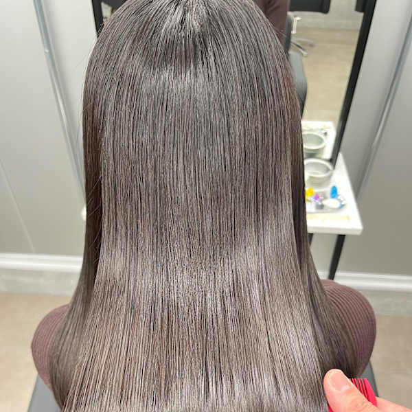 落ち着いた空間での施術で日常を忘れるサロンタイムに。息をのむ艶髪をくCYNTHIA＞で|CYNTHIA新宿/髪質改善【シンシア】