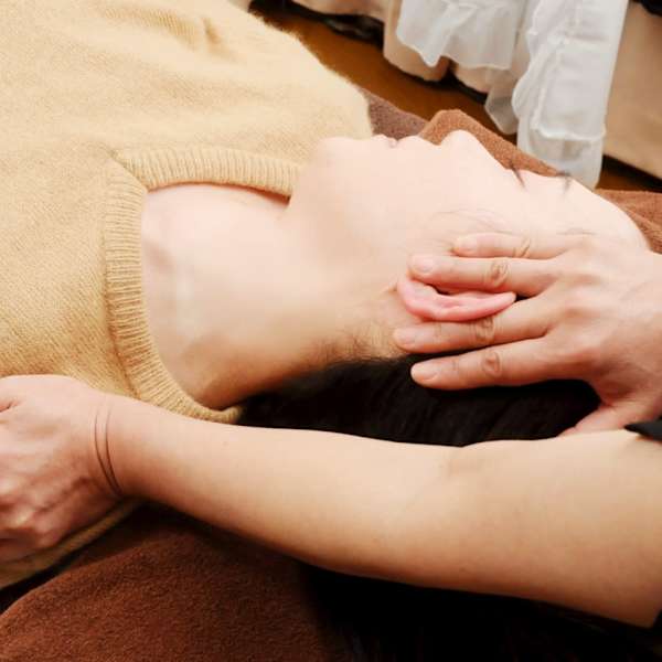 腰痛、肩こり、膝痛、頭痛などの症状改善をしたい！バキボキしない優しい矯正で二度と痛くならない身体へ☆|美容カイロエステサロン〜ソレース〜