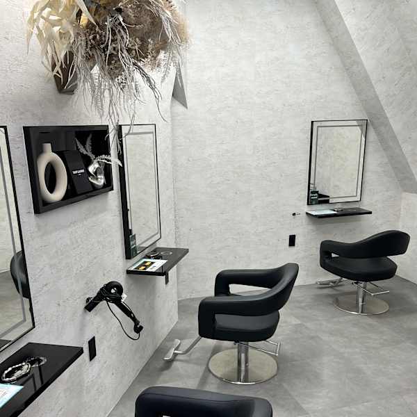 店内は広々としており、開放的な空間で施術を受けられます。|Lay.