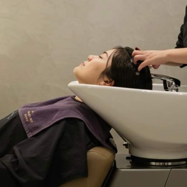 ●フルフラットになるシャンプー台でのヘッドスパは至福の癒しです♪長時間でも痛くならないのが大人気●|CREAR