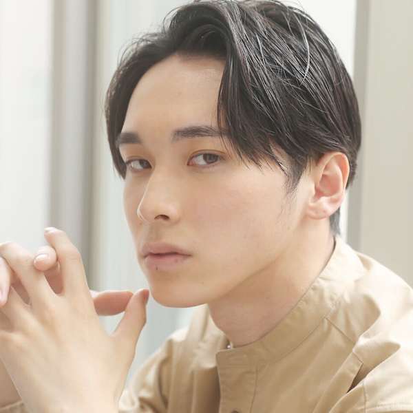 【メンズカジュアルが得意なサロン】センターパート×パーマと組み合わせてクセやボリュームをコントロール|NERIE 銀座