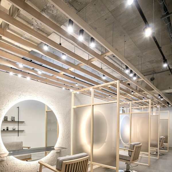 全席半個室でガラスのパーテーションで仕切り、満月をイメージしたmitオリジナルミラー|mit by tree センター北