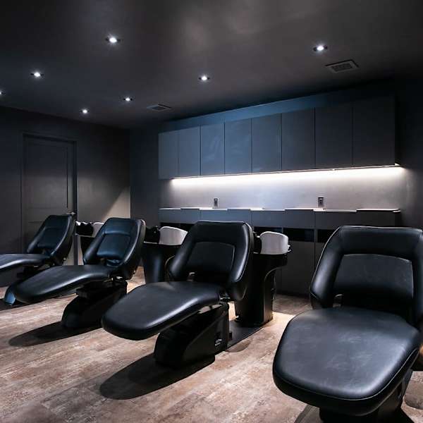 ここだけの癒しBGMがささやかに聴こえ、リラクゼーションを最大限に演出したシャンプーブース|mit by tree センター北