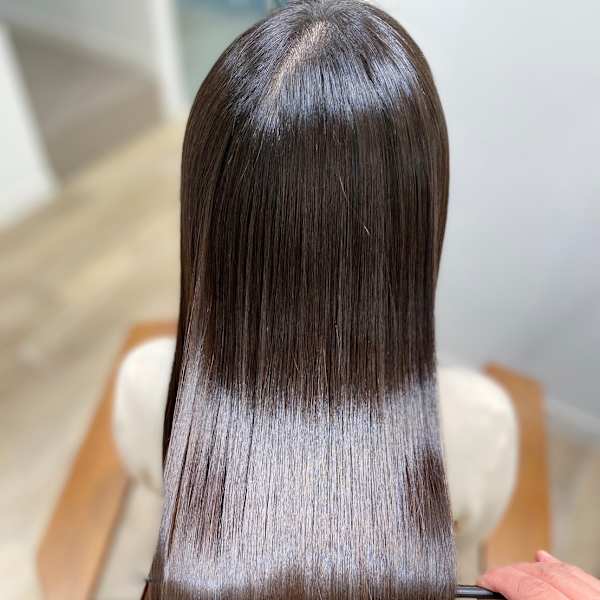 美髪を手に入れる、プレミアムストレートエステ。髪質改善で、うるツヤ、憧れのストレートヘアへ。|AMBIENT