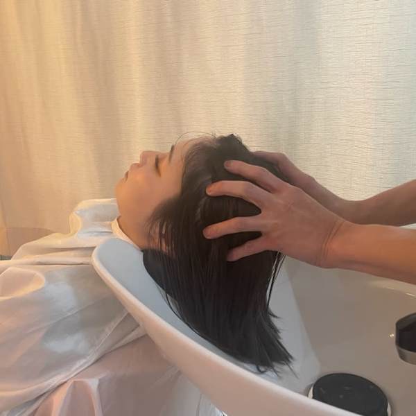 ハーブ　アロマの香りでリラックスしながら頭のコリをほぐします！ヘッドスパで疲れをリセット♪|Hair Salon Leaf