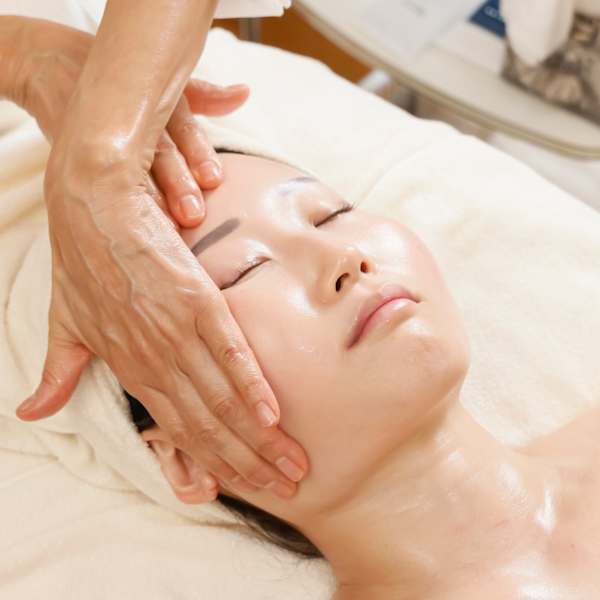 【ほうれい線・たるみ改善】リフトUPフェイシャル100分9,900円|ESTHER MIRA