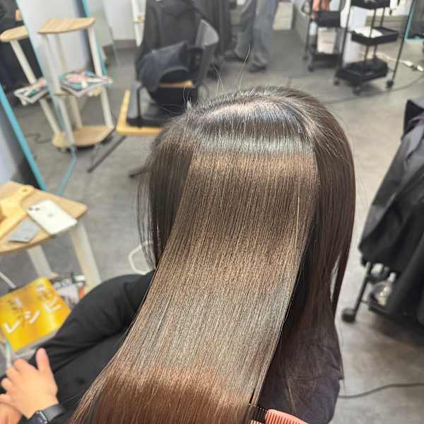 《今大注目!Tr導入》髪の深部まで潤い補給♪圧倒的ツヤ感となめらかな指通りが叶う☆|ACRO.ao