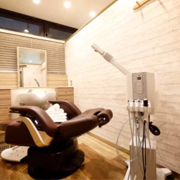 【神田駅1分】落ち着いた空間で、仕事や学校の疲れを癒す。極上のリラックス体験をあなたに。|理容室 銀座マツナガ 神田店