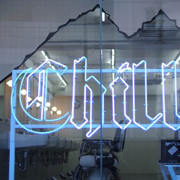 「BASE（基地・本拠地）」をテーマにミリタリーテイストと白を基調にすることで美術館のような雰囲気に|バーバーショップ CHILL CHAIR 中野店