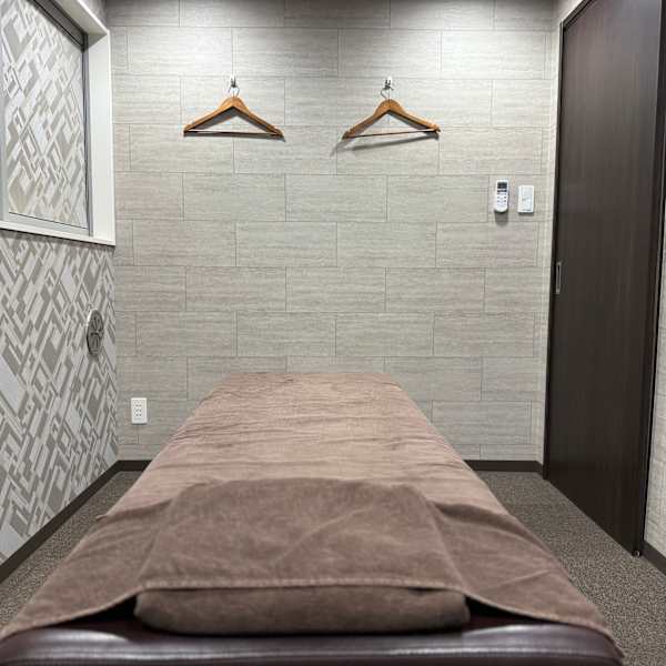 壁で仕切られた専用個室で施術もカウンセリングもできるので、他のお客様を気にせず極上リラックス空間♪|自由が丘deりらく