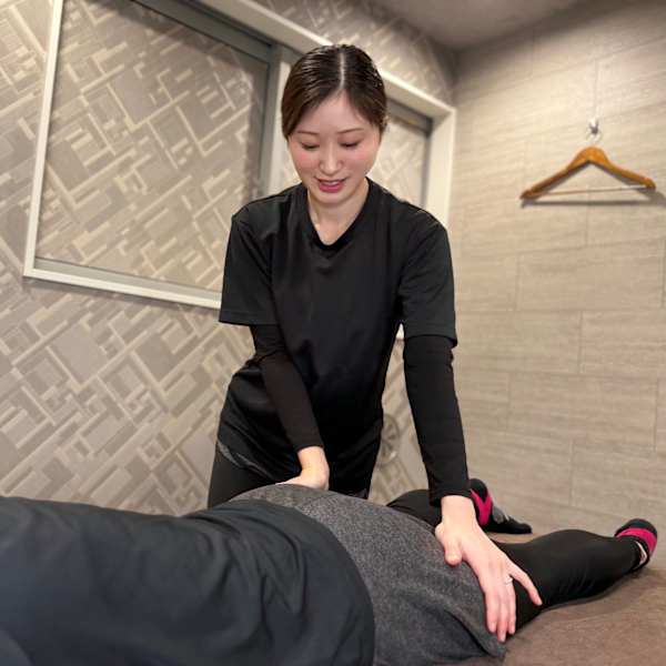 筋肉のもみほぐしだけでなく、骨格の歪み矯正も行うのでデスクワーク疲れやストレートネックのケアもOK♪|表参道deりらく