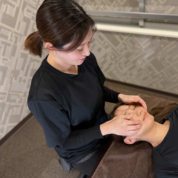 デスクワークやスマホ疲れは身体も頭も深層部まで、しっかりもみほぐすことで不調改善が可能！小顔効果も★|船橋deりらく