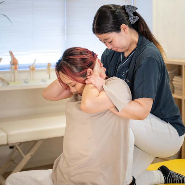 猫背・巻き肩・反り腰を本格調整。背中から整え、身体の軽さと美しさをサポート。|背骨labo 恵比寿整体院