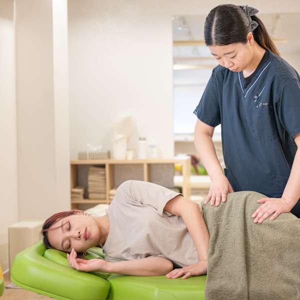 産後の骨盤×体幹を無理なく調整。育児中の不調やバランス崩れをケア。|背骨labo 恵比寿整体院