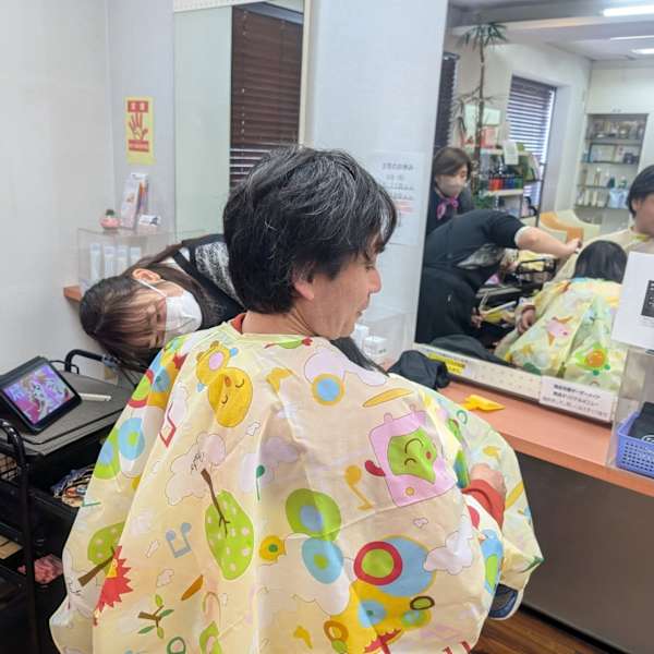 キッズカットでお悩みのお客様へ リリー美容室では、親子カットクロスで向かい合わせでの 抱っこしながら|リリー美容室