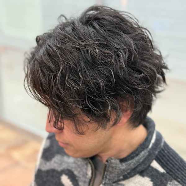 無造作なのにキマる。メンズパーマで、計算された抜け感を演出。|Ingrove ベイシア東金店