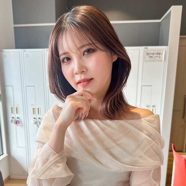 ふんわり揺れる質感と繊細な前髪が魅せる、大人の透明感スタイル。気取らず自然に、美しさが香り立つ髪へ。|髪質改善&似合わせレイヤーbalance.ハレまち通り岡山駅前店