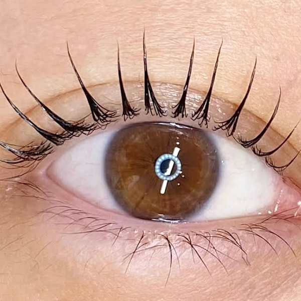 ナチュラルに美しい目元をマツエクで作る！装着感がなく軽いのが人気なフラットラッシュ使用|SAOLEE【眉毛・まつげパーマ・マツエク】
