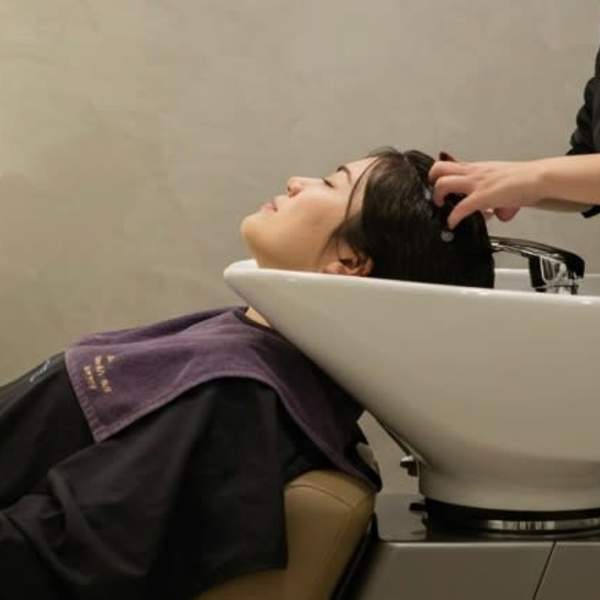 ●フルフラットになるシャンプー台でのヘッドスパは至福の癒しです♪長時間でも痛くならないのが大人気●|Vita by CREAR 桜井