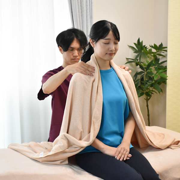 【人気No.1 オーダーメイドで様々な悩みに対応】猫背・巻き肩・反り腰も的確な手技で姿勢から改善へ|リラクファーマ本店