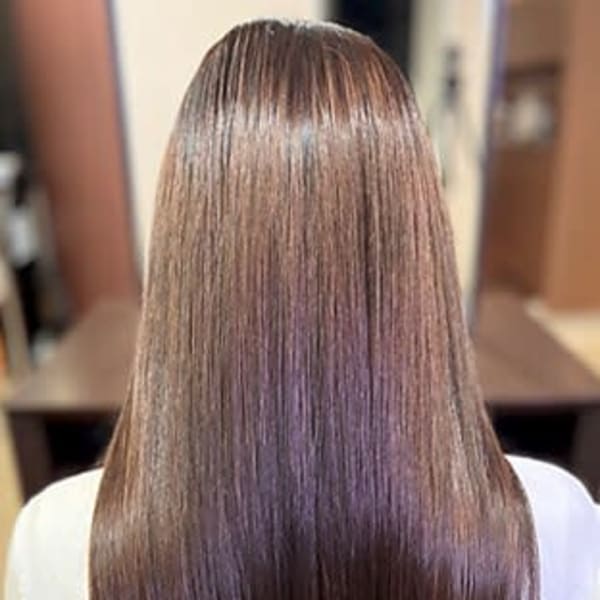 指通りなめらか。髪質改善ストレートで、芯から潤う、美しいツヤ髪に。|KAINO 福岡志免本店