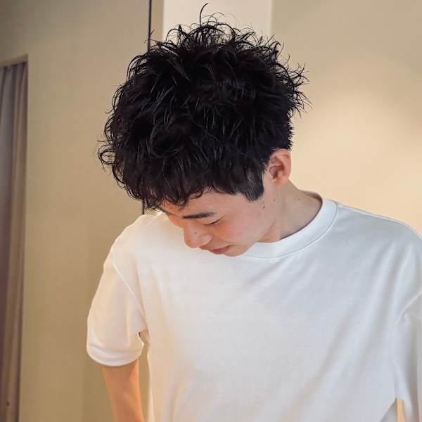 やり過ぎない野暮ったさの大人ピンパーマショート。|vision 赤坂