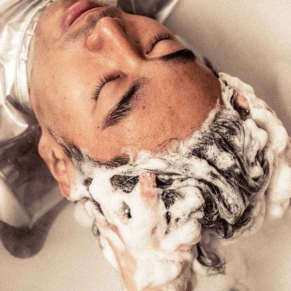 頭皮から変わる、男の自信。SARM MAN人形町の極上ヘッドスパ体験。|SARM MAN 人形町〈理容室〉