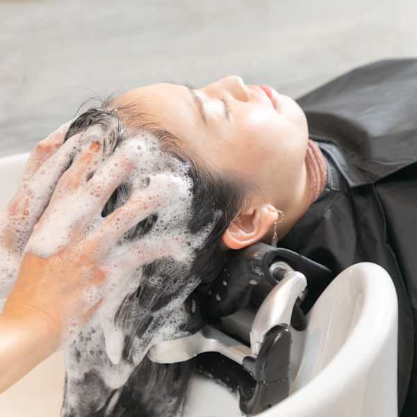 リラックス効果大！ヘッドマッサージが口コミ高評価の美容室◎髪質改善へと導く頭皮ケアが大人気！|hair salon Rich