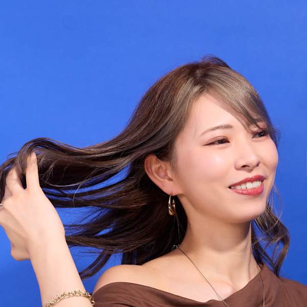 《深夜営業OK》《透明感×髪質改善》赤みを抑えた似合わせカラーと顔周りレイヤー|UNE ATTACHE