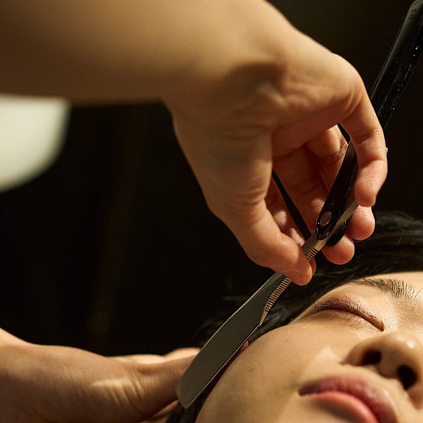 大人気メニュー[カット・シャンプー・お顔剃り・眉カット]と同時施術で爽やかな「デキる男」に|LAVIE NEW STANDARD BARBER HANARE 新宿