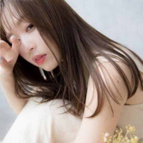 髪質改善×縮毛矯正が人気美容室!ダメージレスな髪質改善/酸性ストレートで湿気によるうねり対策|Reginavita 栄店