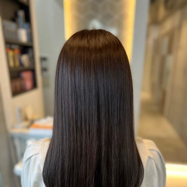 湿気や汗で広がる髪に◎ダメージを抑えて自然な艶と指通りを叶える縮毛矯正で、セットもぐっとラクに|ento.ECLART